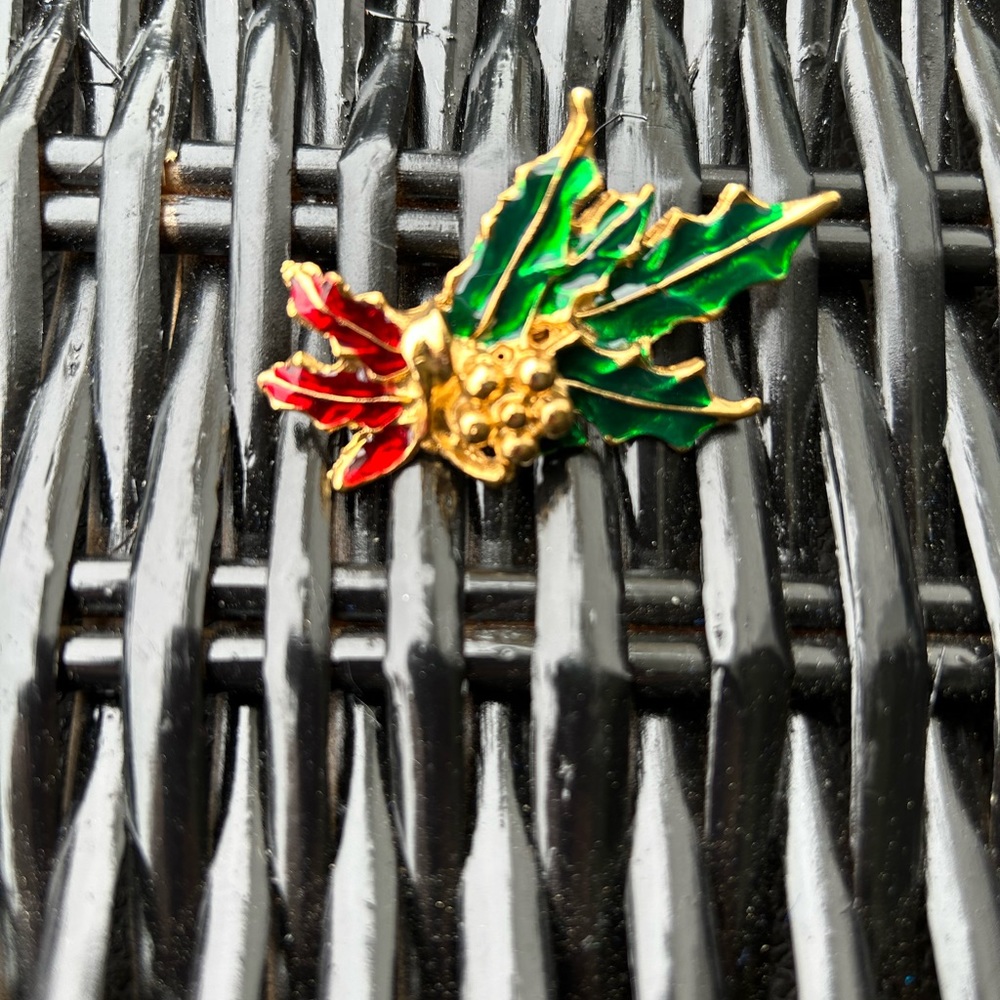 Women’s leaf pin/brooch